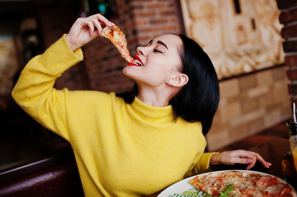 Come mangiare la pizza: esiste un galateo? 