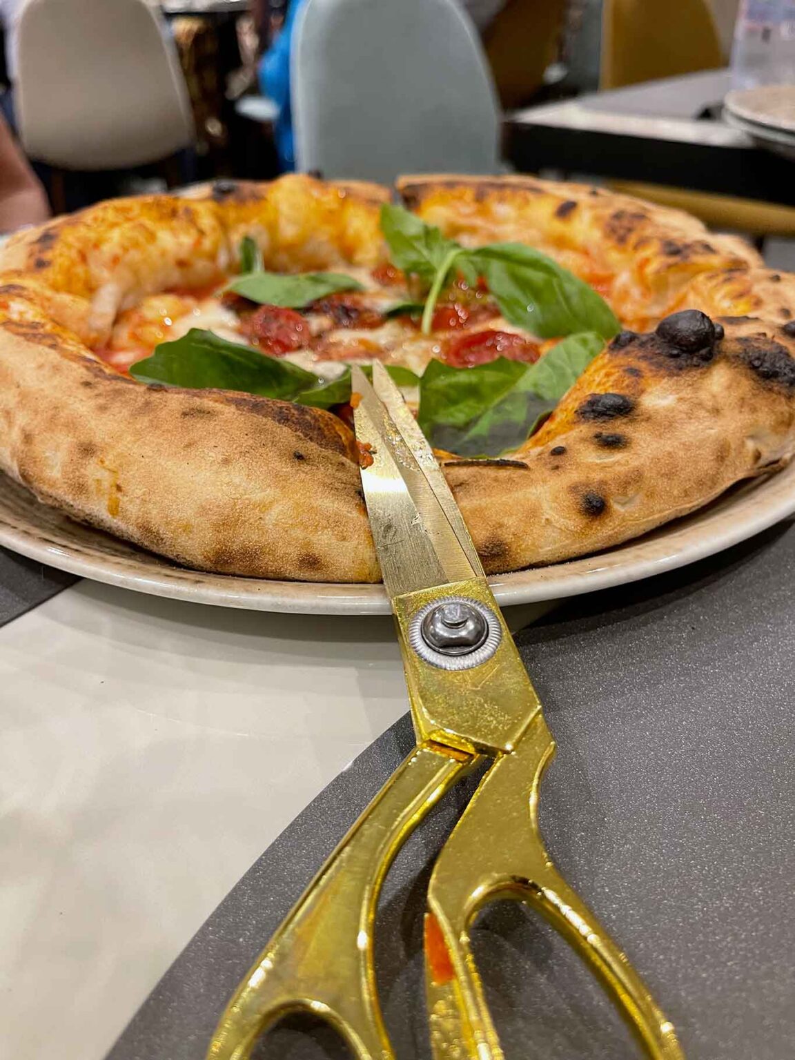Le forbici diventano simbolo della nuova apertura di Vincenzo Capuano -  Pizza Tales